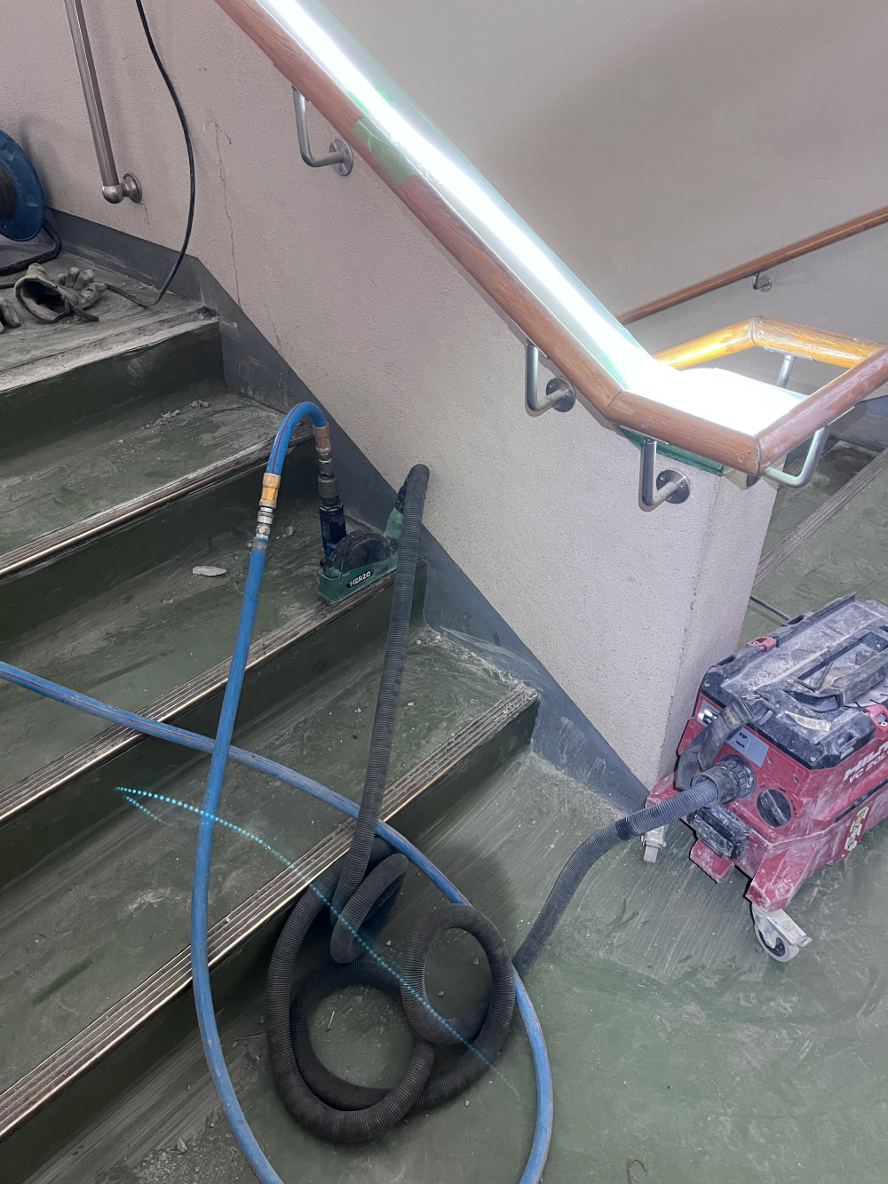 斫尚組はハンドカッター工事におけるいわゆる粉塵問題をジョブカッターで対処しています｡