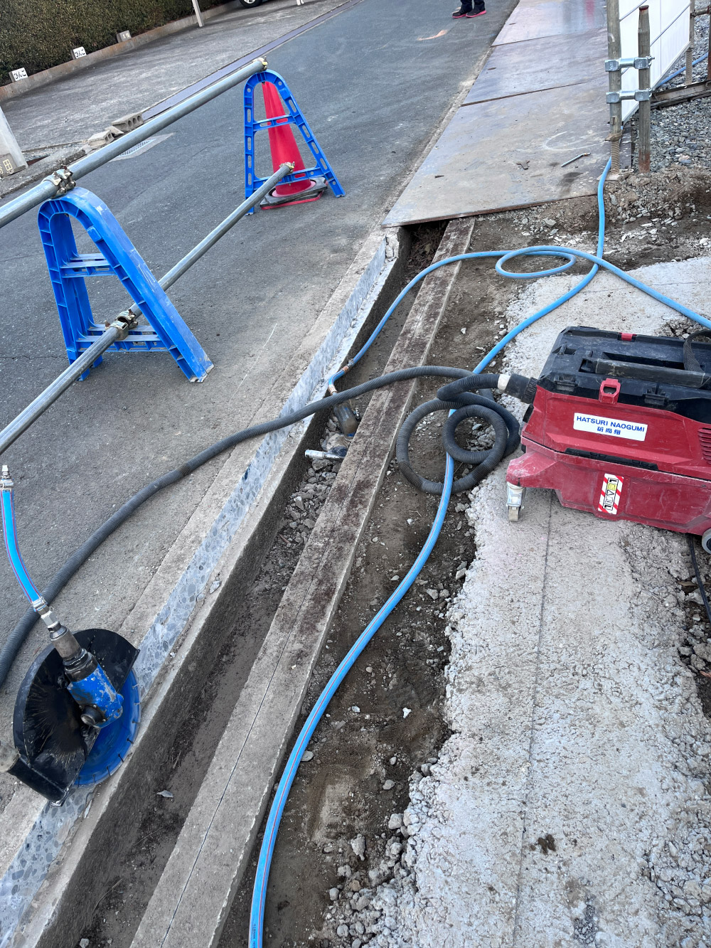 斫尚組はハンドカッター工事におけるいわゆる粉塵問題をジョブカッターで対処しています｡